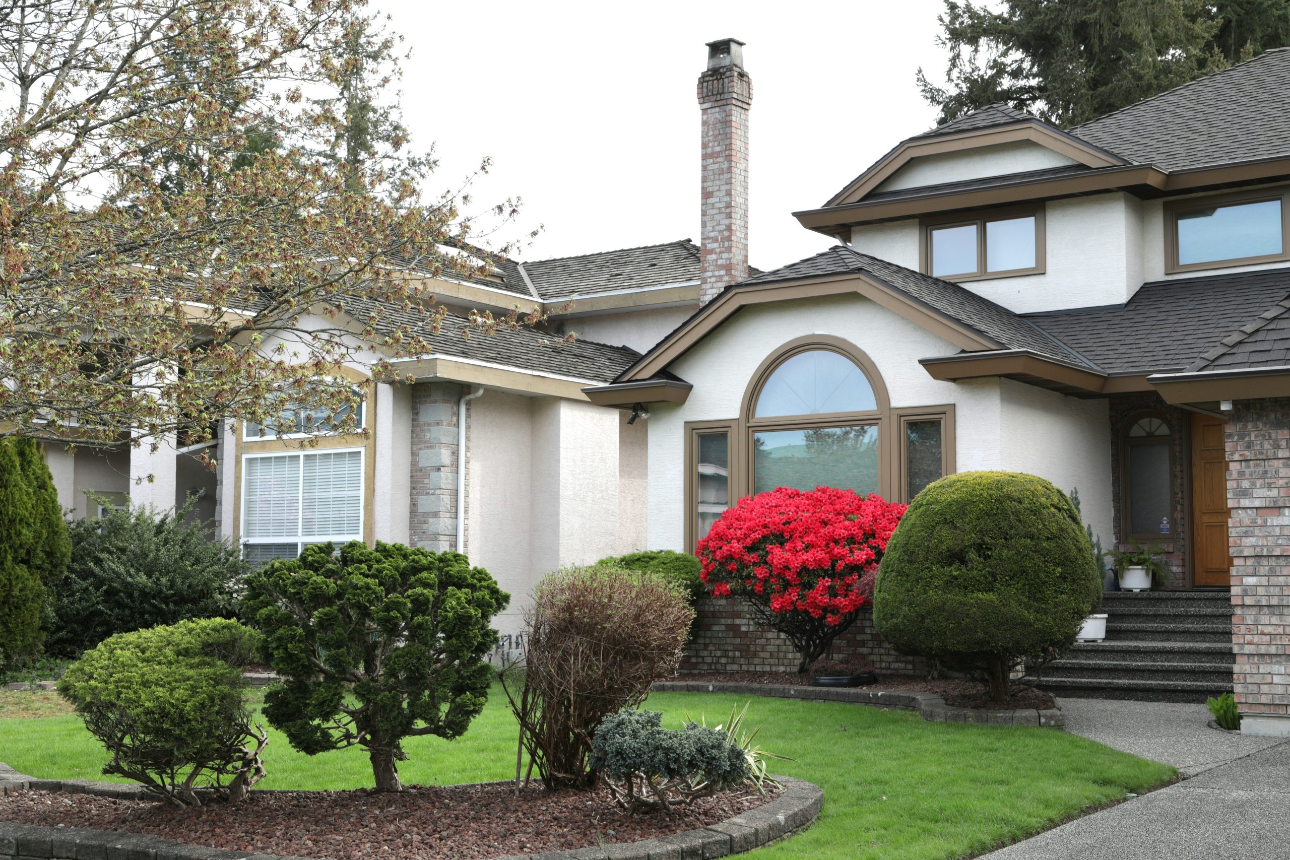 Home exterior curb appeal, relevant to pricing strategy in the Renton Lynnwood housing market