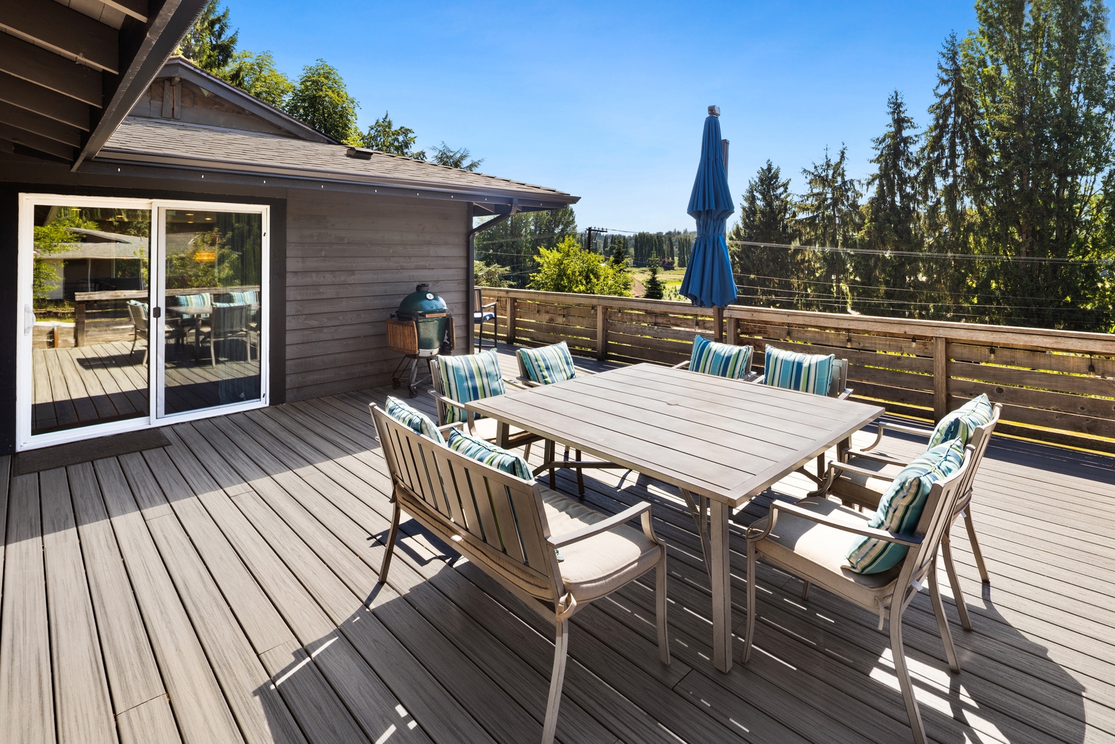 Backyard deck and outdoor living space, a lifestyle feature buyers look for when living in King County