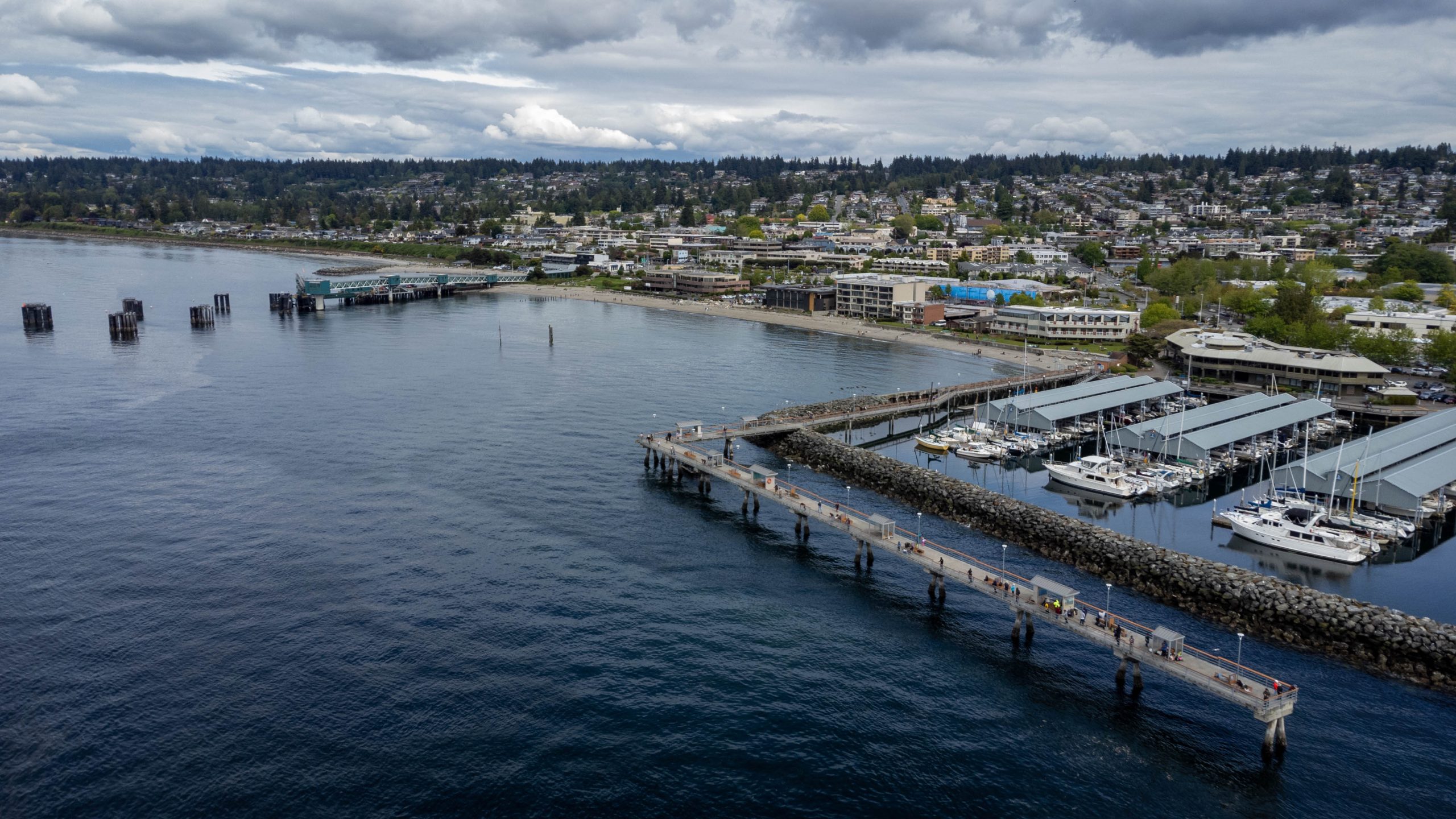 Aerial view of downtown Edmonds, WA — Photo: Sea Cow, CC BY-SA 4.0, Wikimedia Commons